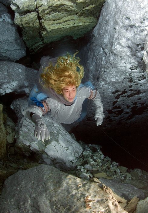 Удивительная фотосессия в подводной пещере (15 фото)