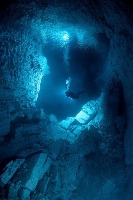 Удивительная фотосессия в подводной пещере (15 фото)