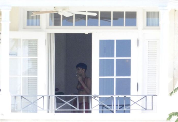 Голая Рианна забыла задернуть шторы (7 фото)