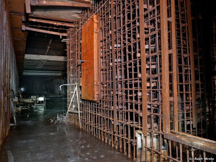 Заброшенный подземный бункер (43 фото)