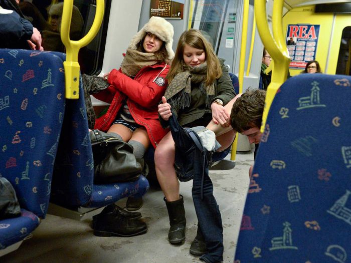 Поездка на метро в нижнем белье (30 фото)