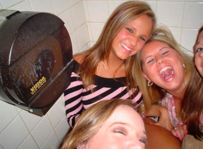 Пьяные девушки зажигают в уборной (88 фото)