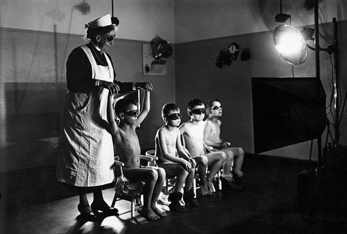 Эксперименты по созданию сверхрасы, которые нацисты ставили на детях (8 фото)