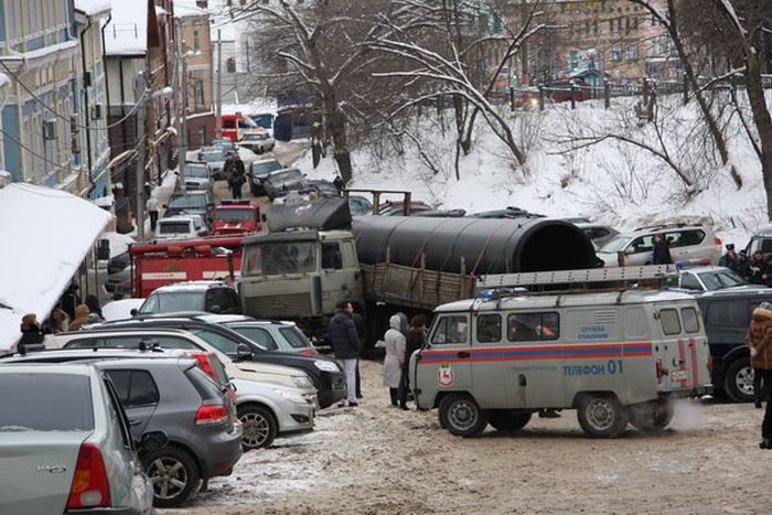 Тяжелый грузовик снес 19 припаркованных автомобилей в Нижнем Новгороде (4 фото + видео)