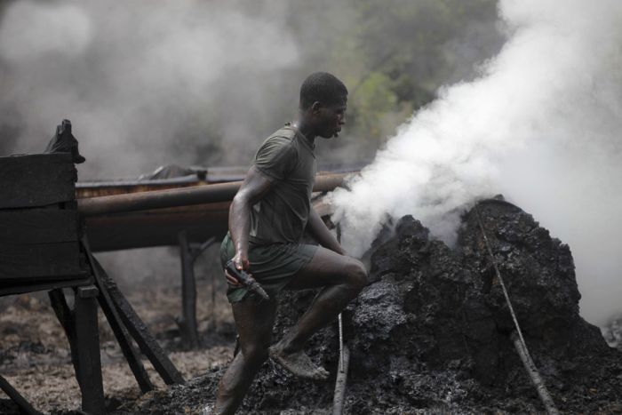 Как местные жители воруют нефть в Нигерии (23 фото)