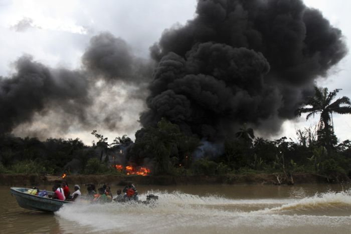 Как местные жители воруют нефть в Нигерии (23 фото)