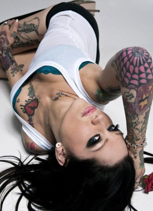 Симпатичные девушки с яркими татуировками (60 фото)