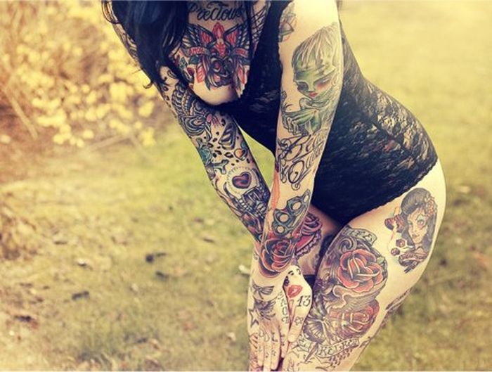 Симпатичные девушки с яркими татуировками (60 фото)