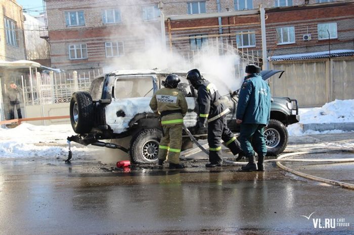 Мощный взрыв внедорожника Land Cruiser в центре Владивостока (13 фото + 4 видео)
