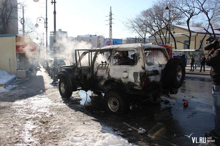 Мощный взрыв внедорожника Land Cruiser в центре Владивостока (13 фото + 4 видео)