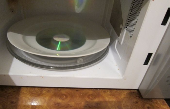 Компакт-диск в микроволновой печи (4 фото)