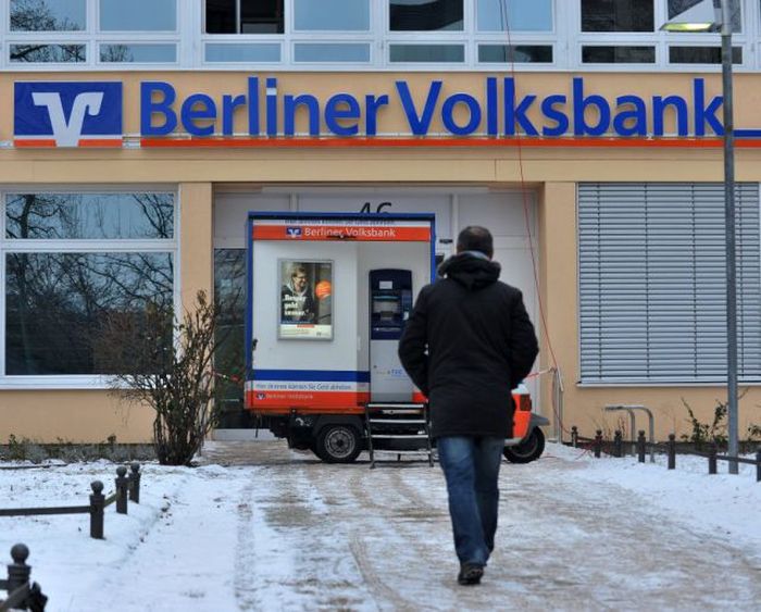 Как был ограблен банк в Берлине (6 фото)