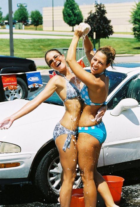 Симпатичные девушки в бикини на автомойке (81 фото)