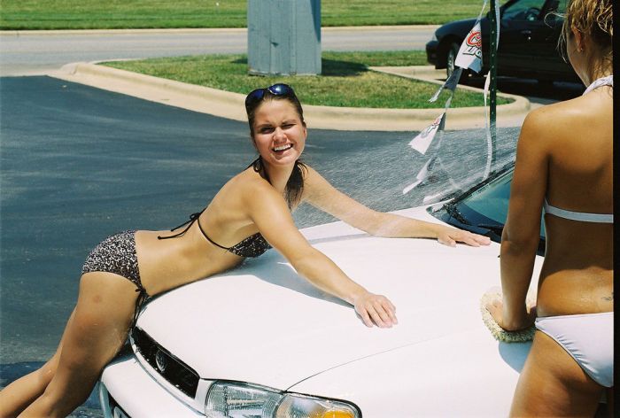Симпатичные девушки в бикини на автомойке (81 фото)