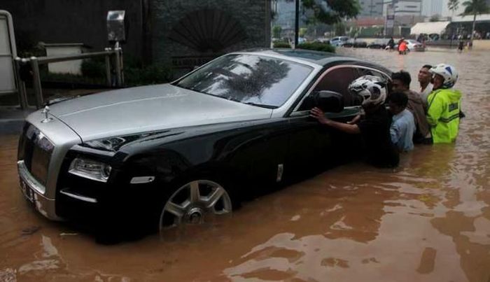 Шикарный автомобиль превратился в дорогостоящую "ванну" для его владельца (12 фото)