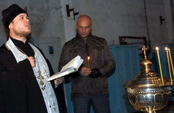 Водопроводная вода в Донецке была освящена накануне Крещения (5 фото)