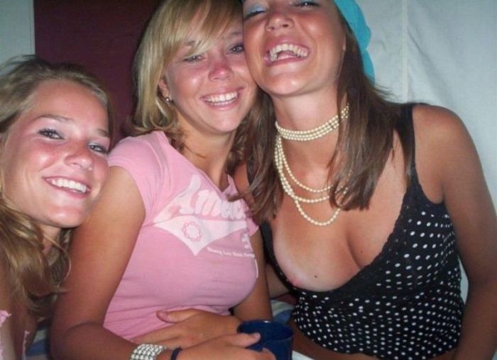 Девушки, которые засветили на камеру свою грудь (28 фото)
