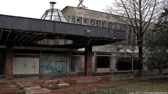 Заброшенный санаторий "Куяльник" под Одессой (51 фото)