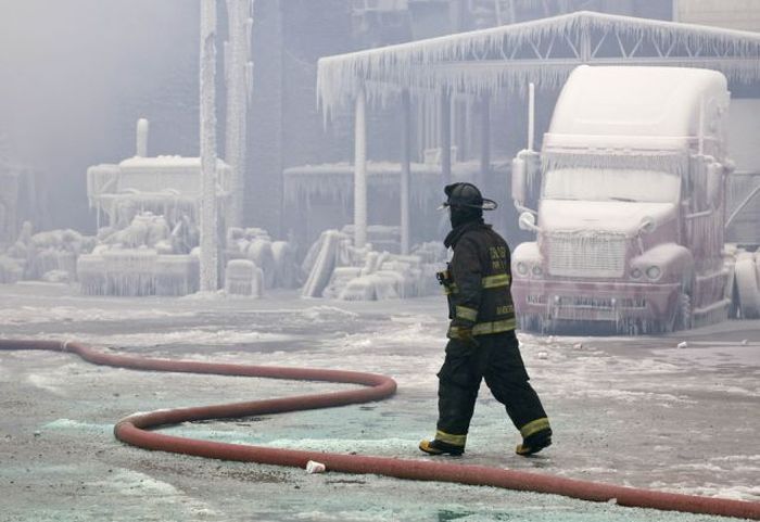 Борьба огня и льда при тушении пожара (15 фото)
