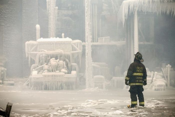 Борьба огня и льда при тушении пожара (15 фото)