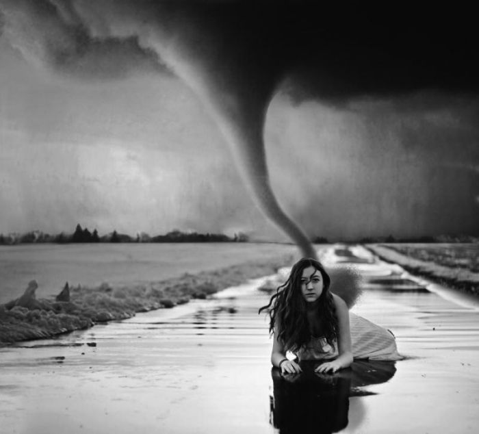 Фотожаба "Девушка и шторм" (49 фото)