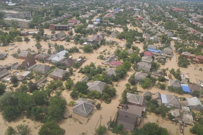 Пострадавших от наводнения жителей Крымска заставят вернуть материальную помощь (9 фото)
