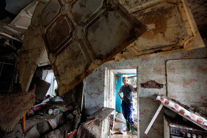 Пострадавших от наводнения жителей Крымска заставят вернуть материальную помощь (9 фото)