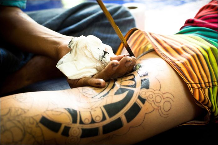 Как делают татуировки "bamboo" в Таиланде (10 фото)