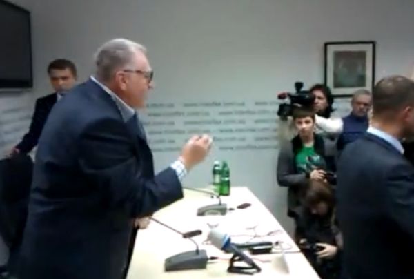 Журналистка закидала Жириновского квашеной капустой (3 фото + видео)