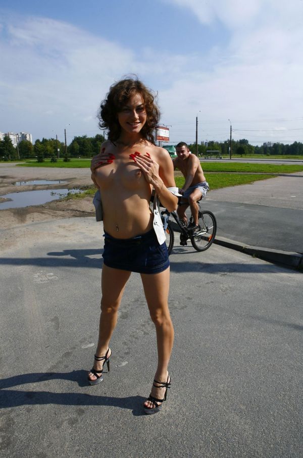 Фото Голых Русских Девушек На Улицах