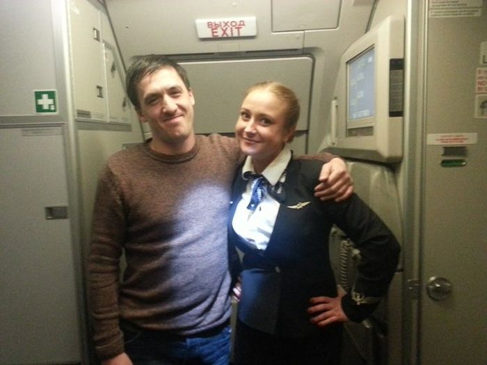 Непристойный жест стюардессы послужил причиной конца ее карьеры (11 фото)