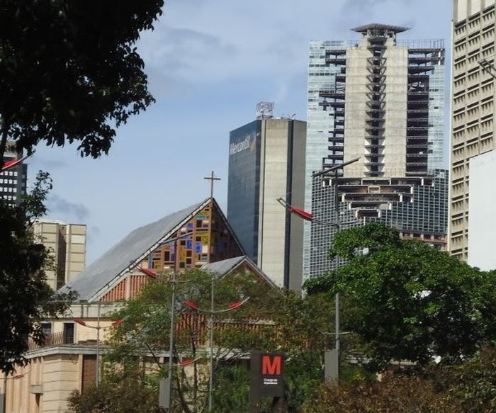 Уникальные многоэтажные трущобы Каракаса (20 фото)