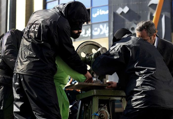 Ворам в Иране будут отрезать пальцы специальным станком (8 фото)