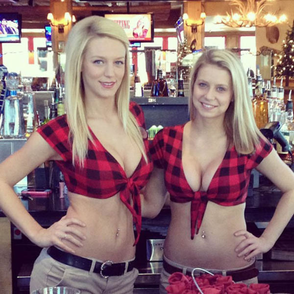 Сексуальные официантки из ресторанов Twin Peaks (42 фото)
