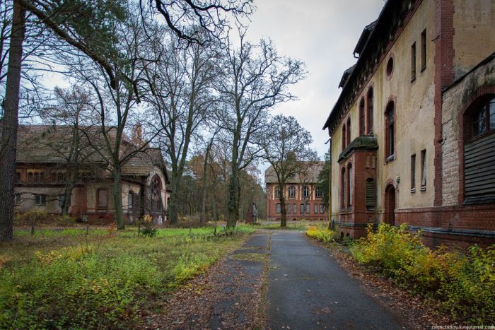 Заброшенные руины больницы Белиц-Хайльштеттен (28 фото)