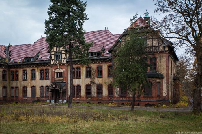 Заброшенные руины больницы Белиц-Хайльштеттен (28 фото)