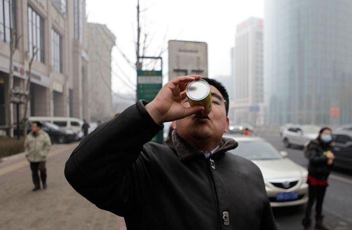 В Пекине начали продавать на улицах баночки с необычным содержанием (15 фото)