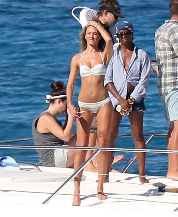 Южноафриканская модель Кэндис Свейнпол отдыхает на яхте в бикини (14 Фото) ...