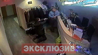 Пьяный бизнесмен напал на сотрудников Шереметьево и избил полицейского (1 гифка + видео)