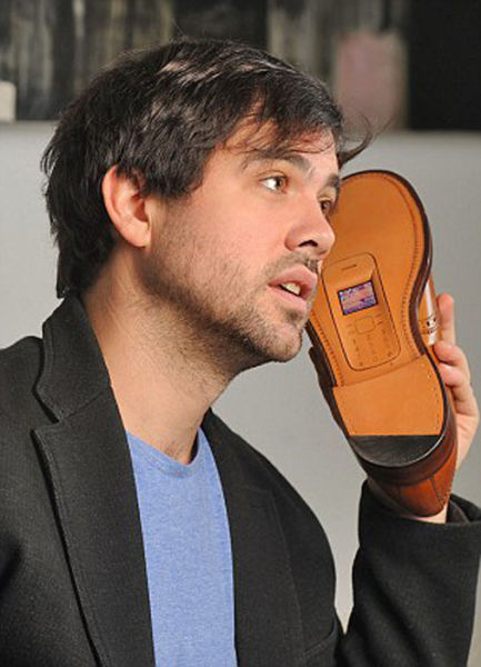 Телефон, встроенный в обувь. Безумие дня (11 фото)