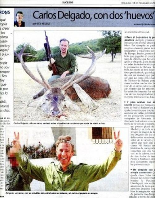 Министр Карлос Дельгадо с яичками оленя на голове (5 фото)