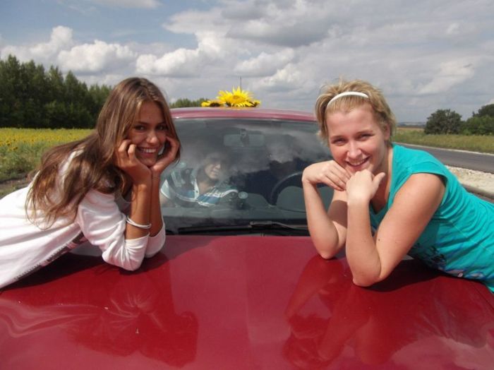 Красивые девушки фотографируются в авто (92 фото)
