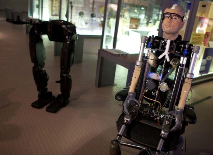 Первый в мире бионический человек-робот (5 фото)