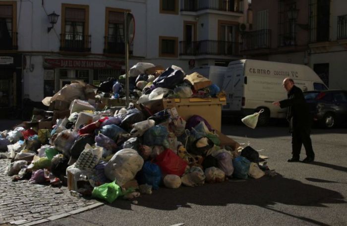 Вонючая забастовка мусорщиков (12 фото)