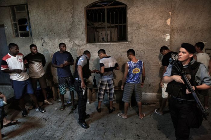 Решение проблемы с насилием и наркотиками в трущобах Рио-де-Жанейро (22 фото)