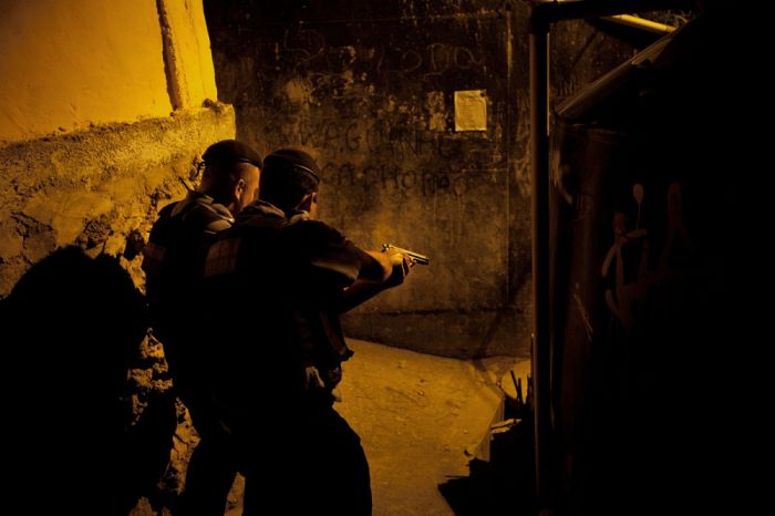 Решение проблемы с насилием и наркотиками в трущобах Рио-де-Жанейро (22 фото)