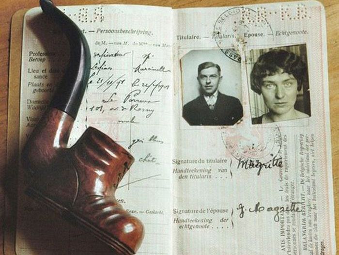 Знаменитости и их паспорта (17 фото)