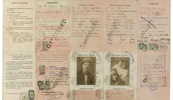 Знаменитости и их паспорта (17 фото)