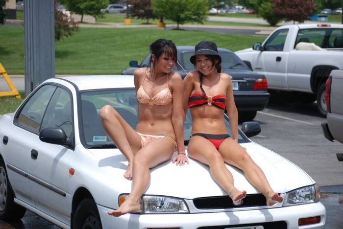 Сексуальные девушки на автомойке. Часть 2 (64 фото)