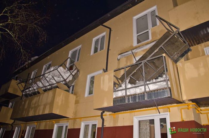 В квартирах, подаренных ветеранам, обрушились балконы (13 фото)